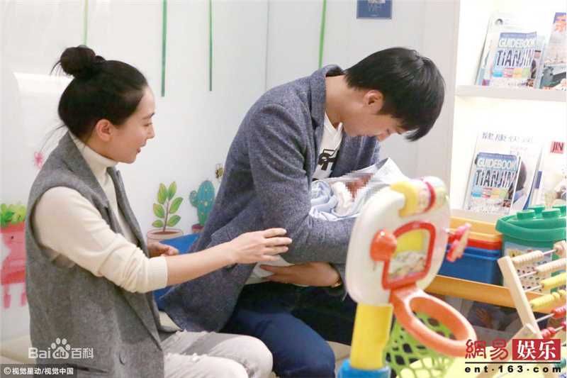 何建泽带女儿小何陶打疫苗前后照片