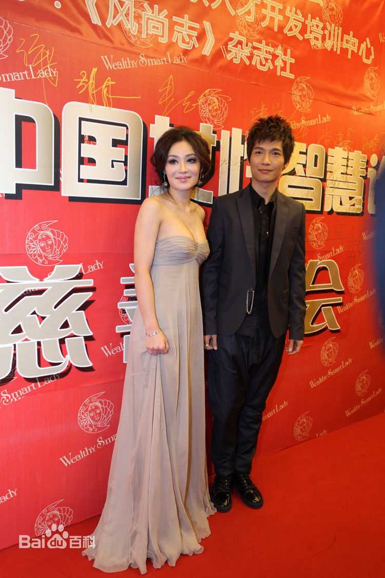 刘洋2010中国女性智慧论坛”慈善义卖活动“性感图片图集