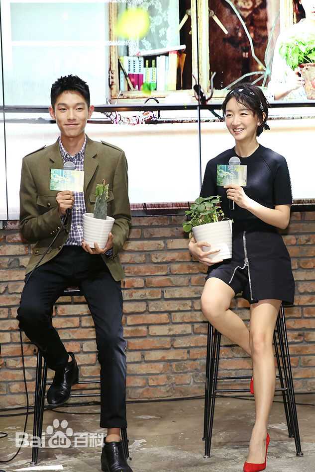 王锵阳台上发布会素颜照相册