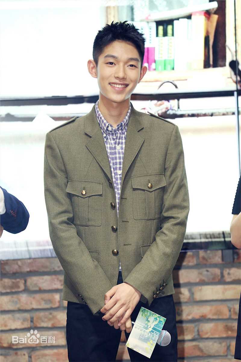 王锵阳台上发布会素颜照相册