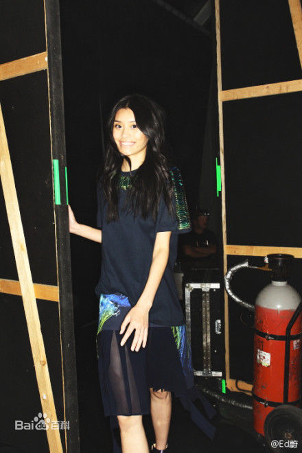 奚梦瑶(Ming Xi)街拍、T台照素颜照壁纸