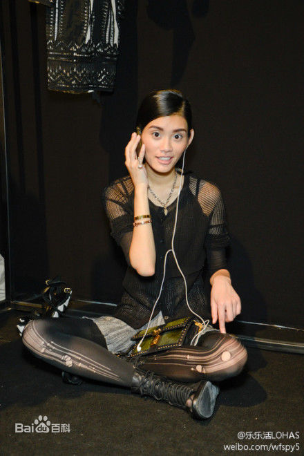 奚梦瑶(Ming Xi)街拍、T台照素颜照壁纸