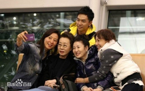 金喜爱(，Kim Hee Ae)花样姐姐素颜照壁纸