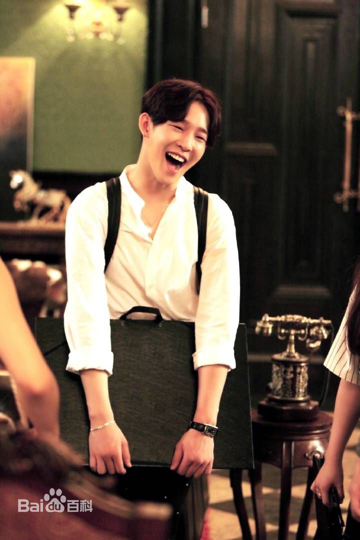 南太铉(/Nam TaeHyun)吞噬月亮图册