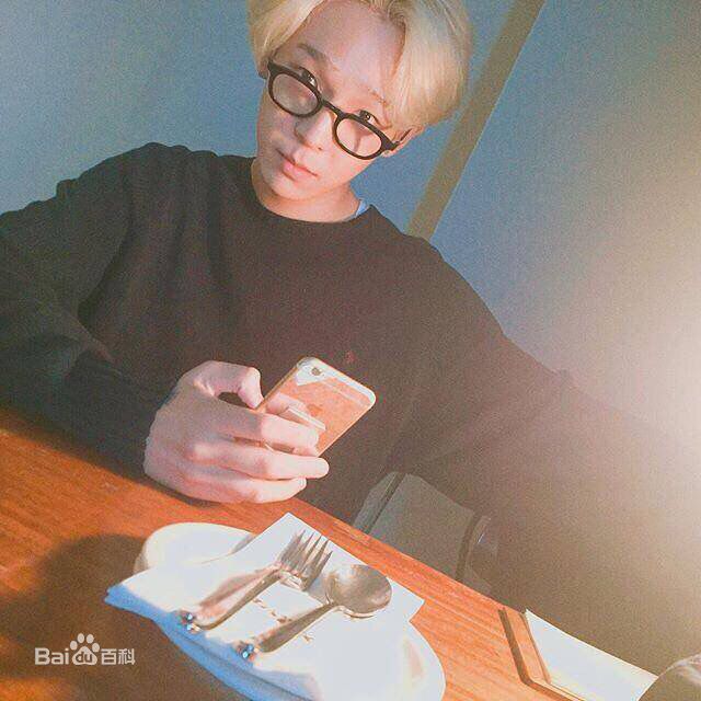 南太铉(/Nam TaeHyun)生活照前后照片