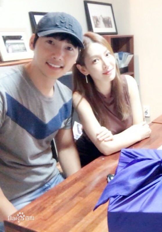 李尚禹(，Lee Sang Woo，イ·サンウ)与金素妍生活照素颜照相册