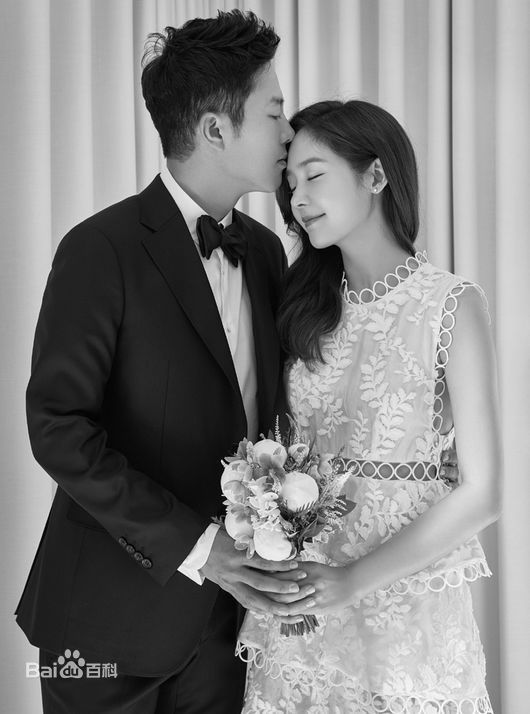 成宥利(Sung Yuri)和安成贤性感图片图集