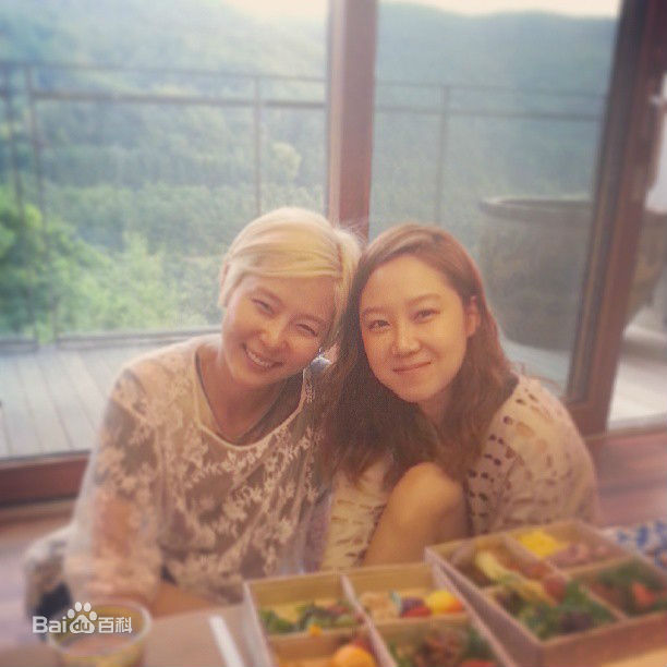 孔晓振（正确汉字名）(，Kong Hyo-jin)与好朋友们的合照图片图集