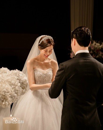 金荷娜(Kim Ha Neul)高清婚纱图集