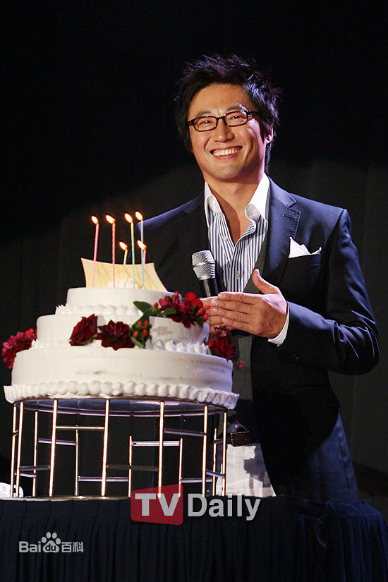 朴新阳(，Park Shin Yang)你一笑，世界都灿烂了生活照