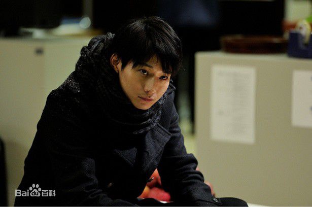 向井理(Osamu Mukai)黑色树海前后照片