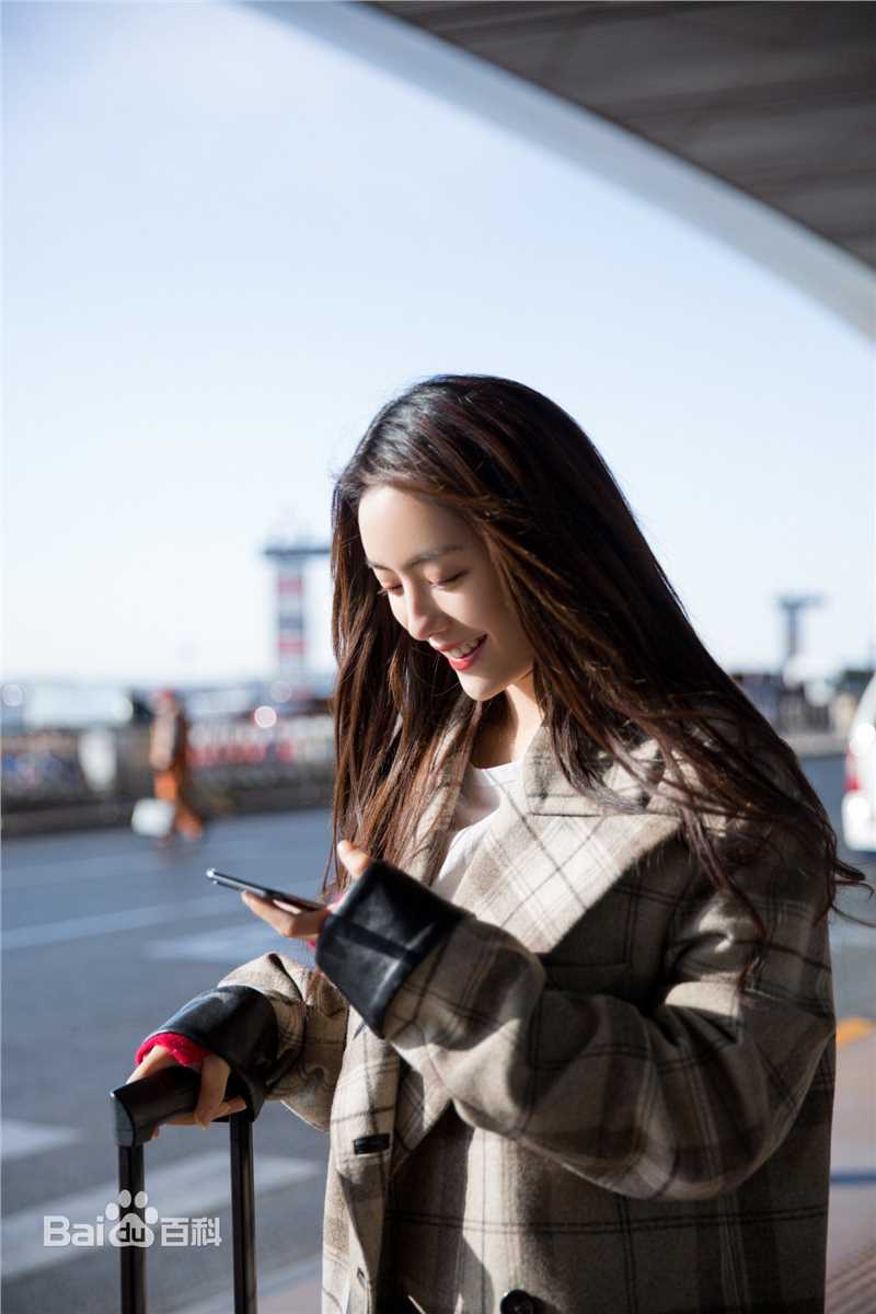 蔡文静机场街拍素颜照壁纸