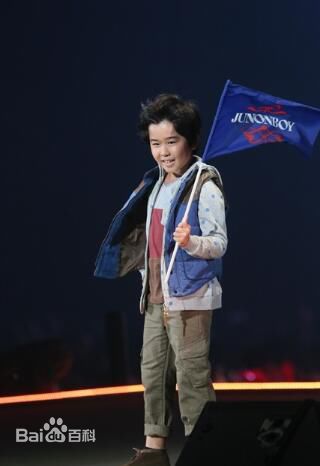 铃木福(すずき ふく(Fuku Suzuki))时装秀照片素颜照相册