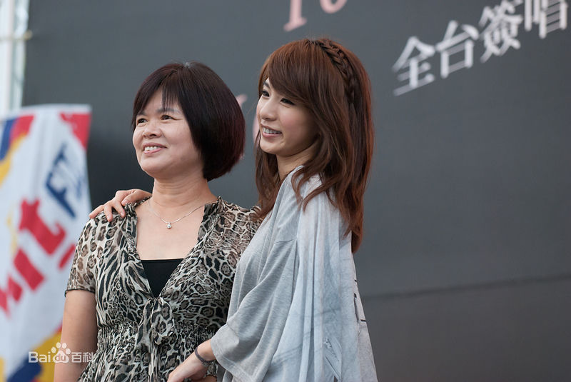 田馥甄(Hebe Tien、Anita)在2010年《to hebe》专辑台湾签售会中的