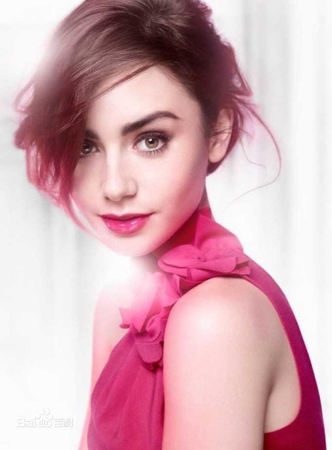 最新莉莉·柯林斯(Lily Collins)性感图片