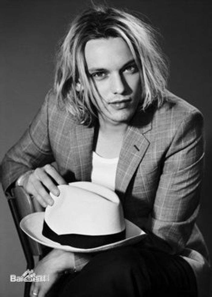 杰米·坎贝尔·鲍尔(Jamie Campbell Bower)最全杂志相册