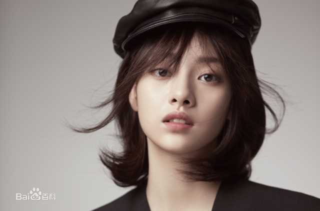 最新张艺上性感图片