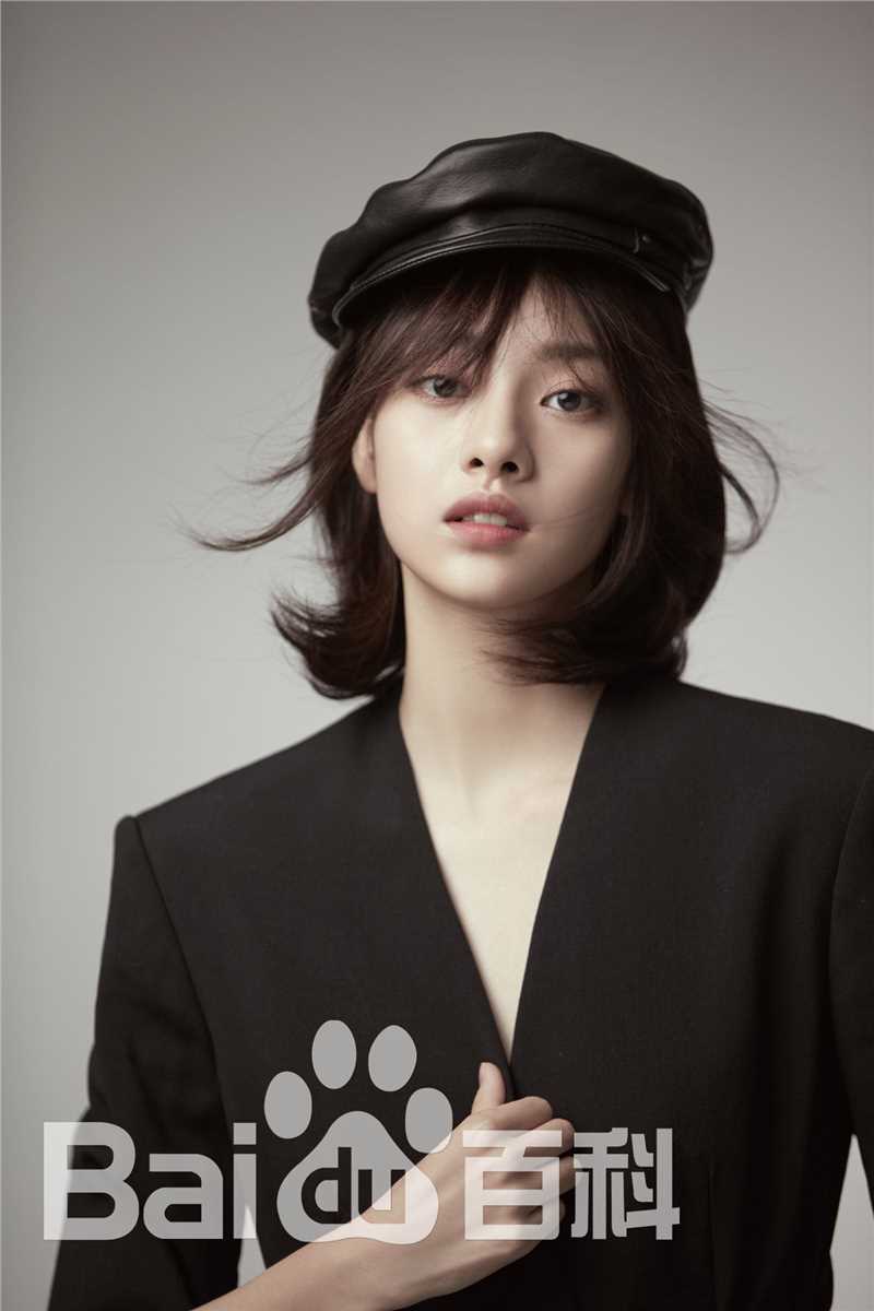 最新张艺上性感图片