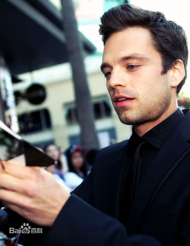 塞巴斯蒂安·斯坦(Sebastian Stan)生活照图册