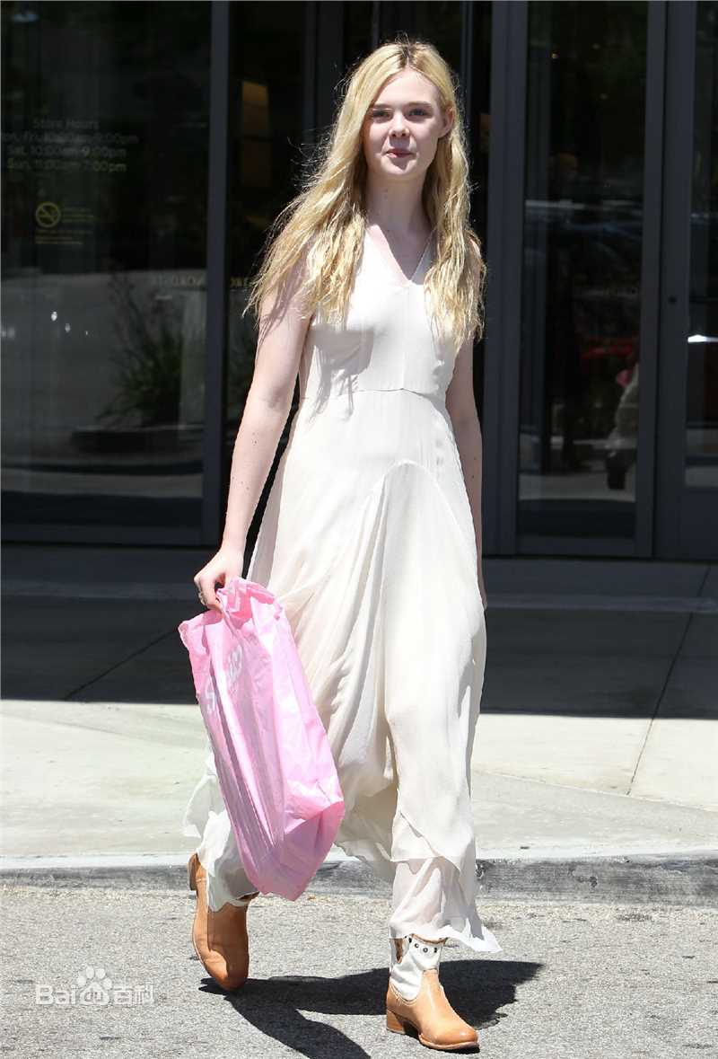 艾丽·范宁(Elle Fanning)生活中的艾丽图册