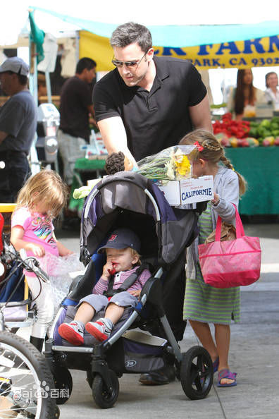 本·阿弗莱克(Ben Affleck)与孩子们图册