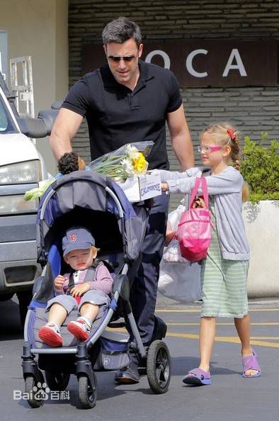 本·阿弗莱克(Ben Affleck)与孩子们图册