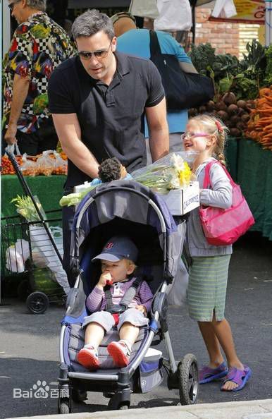 本·阿弗莱克(Ben Affleck)与孩子们图册