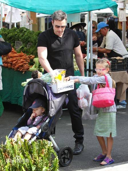 本·阿弗莱克(Ben Affleck)与孩子们图册