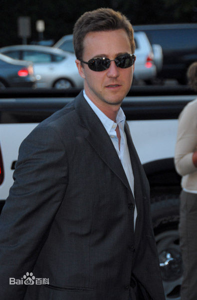 爱德华·哈里森·诺顿(Edward Harrison Norton)魔术师剧组参加某活动前后照片