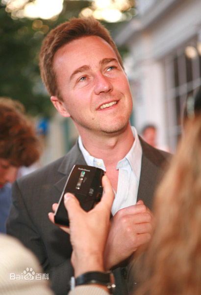 爱德华·哈里森·诺顿(Edward Harrison Norton)魔术师剧组参加某活动前后照片