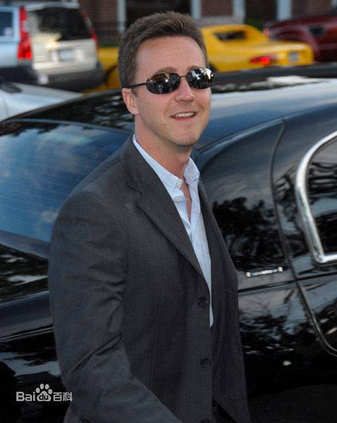 爱德华·哈里森·诺顿(Edward Harrison Norton)魔术师剧组参加某活动前后照片