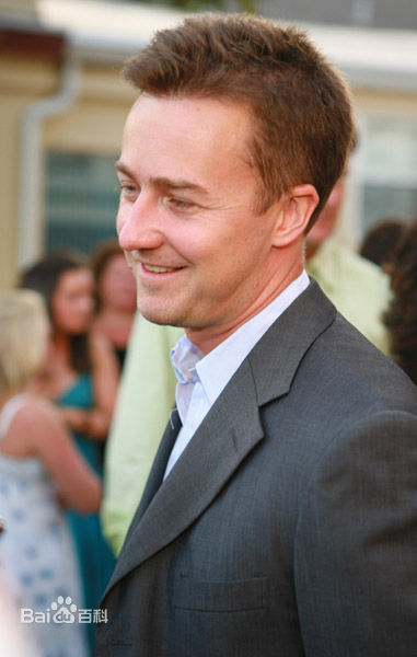 爱德华·哈里森·诺顿(Edward Harrison Norton)魔术师剧组参加某活动前后照片