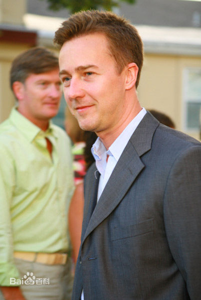 爱德华·哈里森·诺顿(Edward Harrison Norton)魔术师剧组参加某活动前后照片