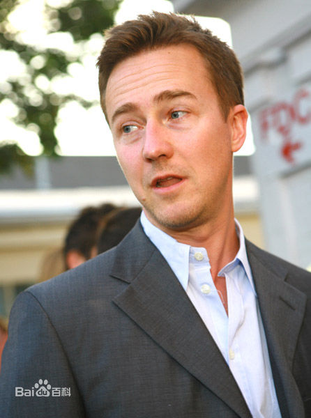 爱德华·哈里森·诺顿(Edward Harrison Norton)魔术师剧组参加某活动前后照片