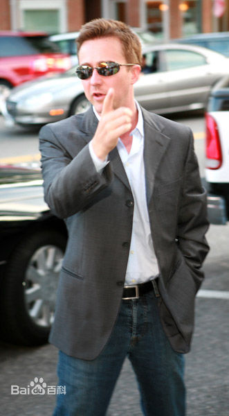 爱德华·哈里森·诺顿(Edward Harrison Norton)魔术师剧组参加某活动前后照片