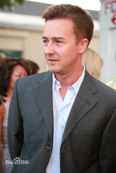 爱德华·哈里森·诺顿(Edward Harrison Norton)魔术师剧组参加某活动前后照片