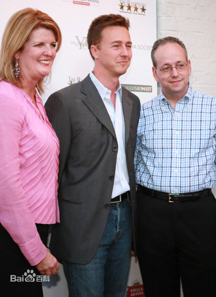 爱德华·哈里森·诺顿(Edward Harrison Norton)魔术师剧组参加某活动前后照片