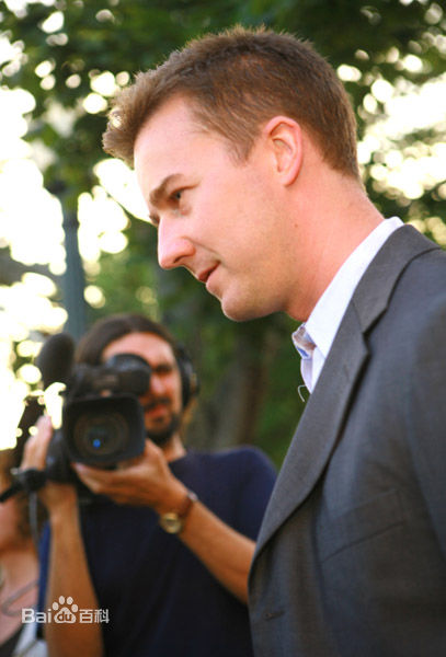 爱德华·哈里森·诺顿(Edward Harrison Norton)魔术师剧组参加某活动前后照片