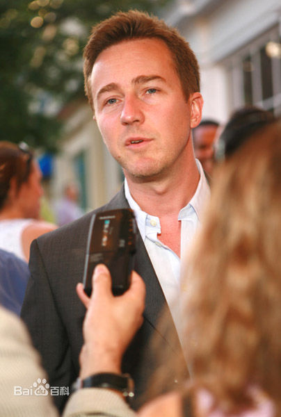 爱德华·哈里森·诺顿(Edward Harrison Norton)魔术师剧组参加某活动前后照片