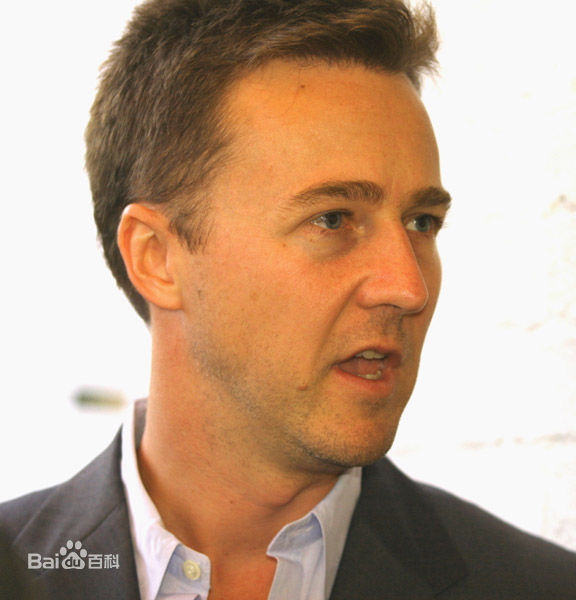 爱德华·哈里森·诺顿(Edward Harrison Norton)魔术师剧组参加某活动前后照片