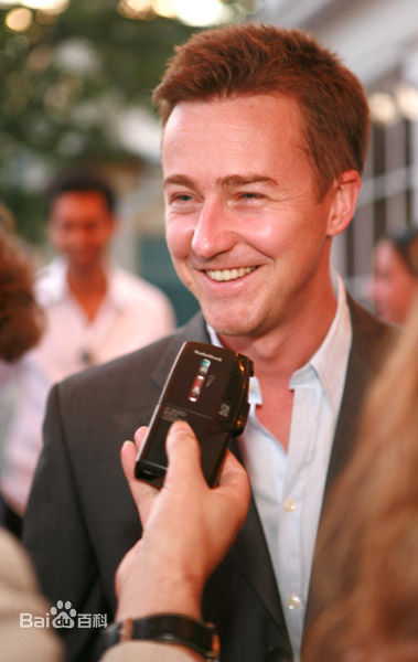 爱德华·哈里森·诺顿(Edward Harrison Norton)魔术师剧组参加某活动前后照片