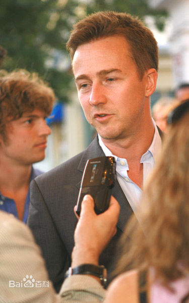 爱德华·哈里森·诺顿(Edward Harrison Norton)魔术师剧组参加某活动前后照片