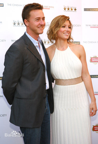 爱德华·哈里森·诺顿(Edward Harrison Norton)魔术师剧组参加某活动前后照片