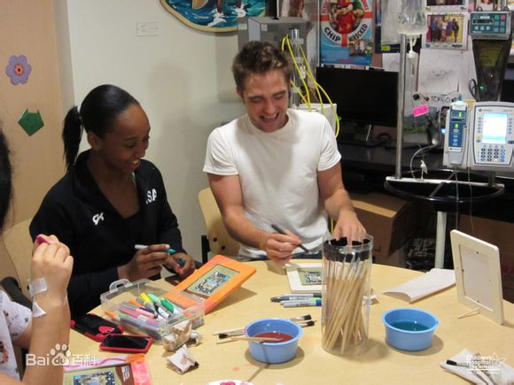 罗伯特·帕丁森(Robert Pattinson)慈善相关图集生活照相册