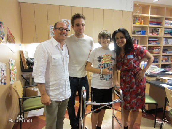 罗伯特·帕丁森(Robert Pattinson)慈善相关图集生活照相册