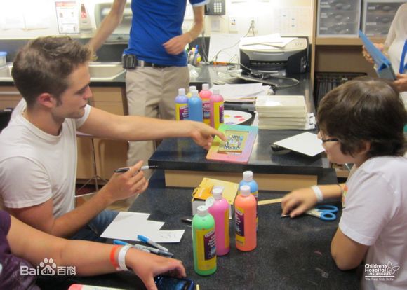 罗伯特·帕丁森(Robert Pattinson)慈善相关图集生活照相册