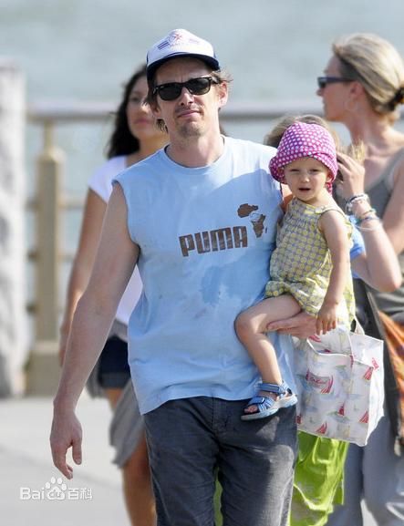 伊桑·霍克(Ethan Hawke)家庭生活照图片图集