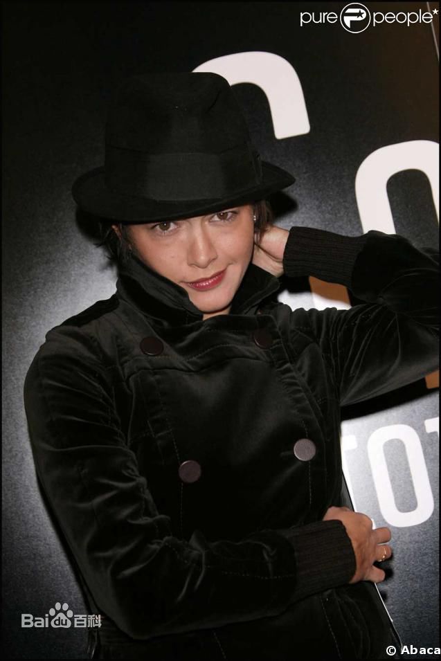 精选艾玛·德考尼斯(Emma de Caunes)精彩图册