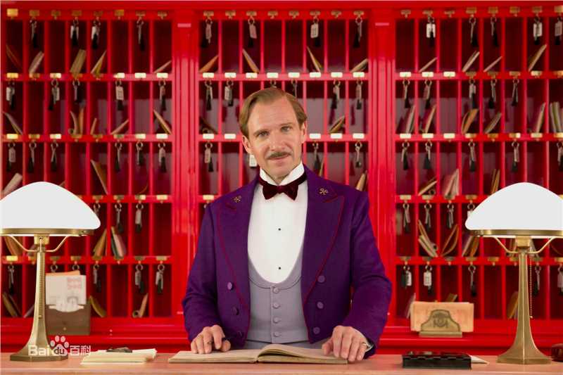 拉尔夫·费因斯(Ralph Fiennes)《布达佩斯大饭店》最新剧照