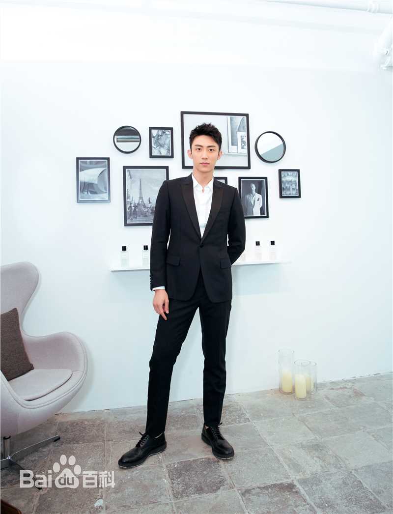 黄景瑜(Johnny)Dior迪奥 香氛世家大使素颜照壁纸